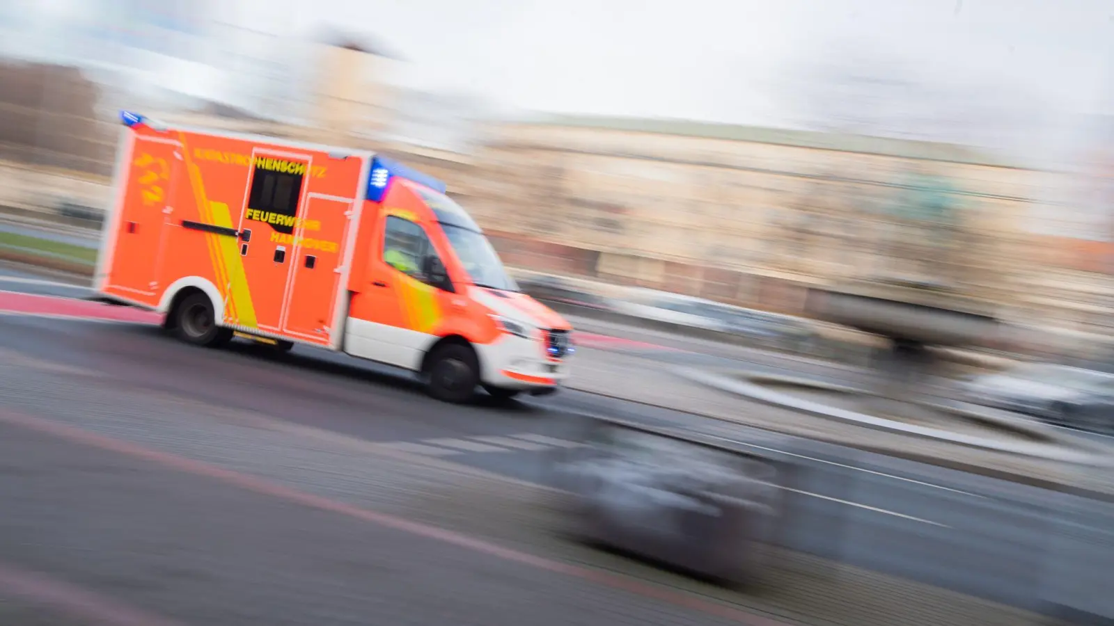 Ein Rettungswagen rast durch Hannover. (Symbolbild) (Foto: Julian Stratenschulte/dpa)