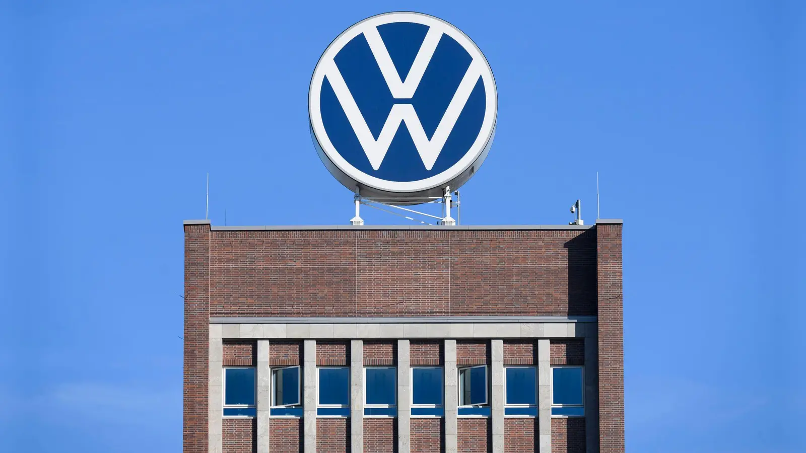 Volkswagen hat im ersten Halbjahr unter der schwachen Nachfrage nach Neuwagen gelitten. (Foto: Julian Stratenschulte/dpa)