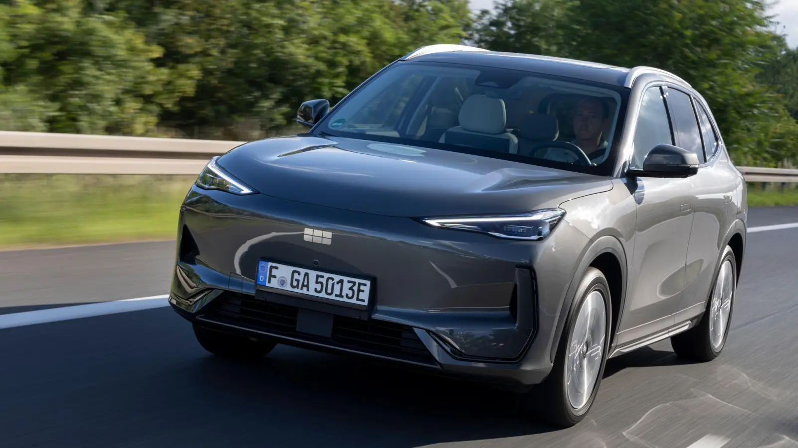 Neues Gesicht auf deutschen Straßen: Geely rollt mit Autos wie dem elektrischen E5 auf den Markt. (Foto: Thorsten Weigl/Geely/dpa-tmn)