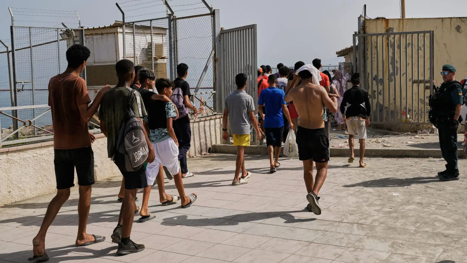 Zehntausende Migranten, die nach Ceuta gelangt waren, kehrten nach Marokko zurück. (Foto: Bernat Armangue/AP/dpa)