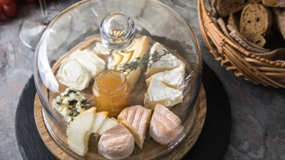 Sie möchten, dass der Käse möglichst lange genießbar bleibt? Dann setzen Sie lieber auf eine Käseglocke statt Silica-Gel. (Foto: Christin Klose/dpa-tmn)