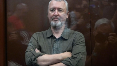 Igor Girkin im Glaskäfig eines Gerichtssaals des Moskauer Bezirksgerichts Meschtschanski. Der Kreml verschärft die Gangart gegen interne Kritiker. (Foto: Alexander Zemlianichenko/POOL AP/dpa)