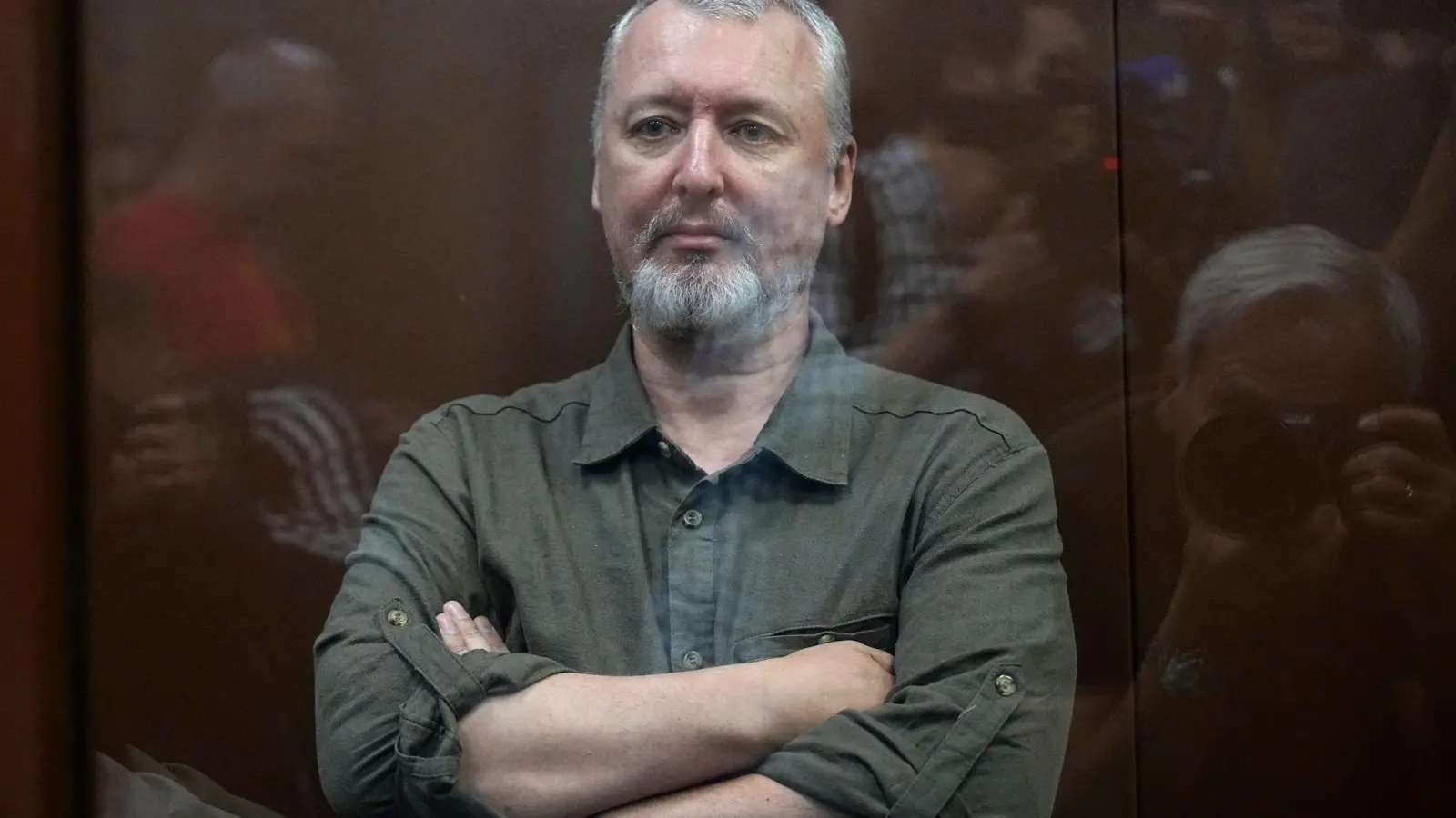 Igor Girkin im Glaskäfig eines Gerichtssaals des Moskauer Bezirksgerichts Meschtschanski. Der Kreml verschärft die Gangart gegen interne Kritiker. (Foto: Alexander Zemlianichenko/POOL AP/dpa)