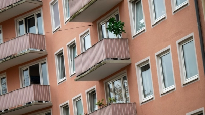 Wohnungen grundlos leer stehen lassen? Das soll teuer werden, fordern die Landtags-Grünen. (Symbolbild) (Foto: Peter Kneffel/dpa)