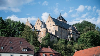 Fast 500 Jahre alt: Das Schloss Mainberg bei Schweinfurt. Die Gemeinde sucht einen Käufer. (Foto: Daniel Vogl/dpa)