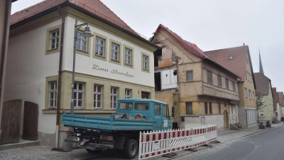 Während die Sanierung des ehemaligen Gasthauses und künftigen Dorfgemeinschaftshauses „Zum Storchen“ ihrem Ende entgegenstrebt, steht für das marode Nachbargebäude, das die Gemeinde eigentlich gerne abgerissen hätte, nun erst einmal eine Planung an. (Foto: Andreas Reum)