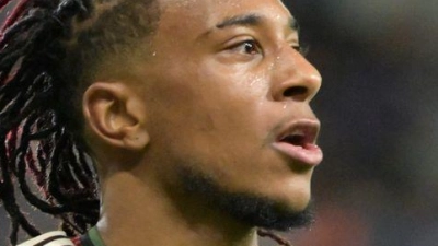 Michael Olise ist beim FC Bayern auch in seiner zweiten Saison in bestechender Form. (Archivfoto) (Foto: Peter Kneffel/dpa)