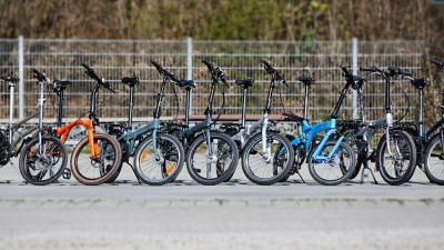 Test mit Überraschungen: Acht Falt- und Klappräder mussten sich in Praxis, Handhabung und Haltbarkeit beweisen – mit gemischten Ergebnissen. (Foto: Ralph Wagner/ADAC/dpa-tmn)