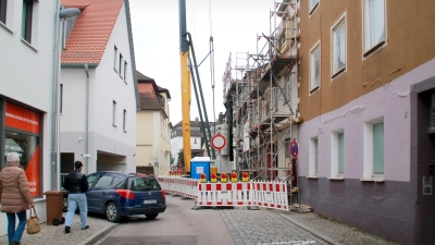 Eine Vollsperrung der Alten Poststraße ist bis auf Weiteres nicht nötig. Das sind gute Nachrichten für die Nutzer einer gegenüberliegenden Tiefgarage (links). (Foto: Alina Boger)