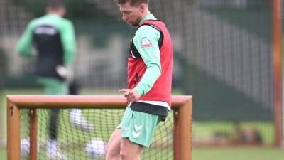 Da war er noch fit: Mitchell Weiser beim Werder-Trainingsauftakt. (Foto: Carmen Jaspersen/dpa)