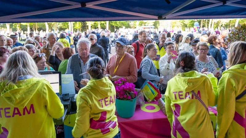 Zahlreiche Gäste sichern sich direkt zum Start des Vorverkaufs ihre Dauerkarte. (Foto: Mirko Fryska)