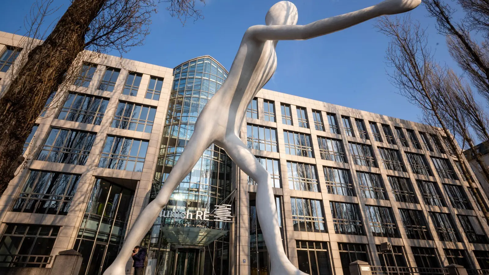 Der Rückversicherer Munich Re erwartet mehr Gewinn im laufenden Jahr. (Archivbild) (Foto: Peter Kneffel/dpa)