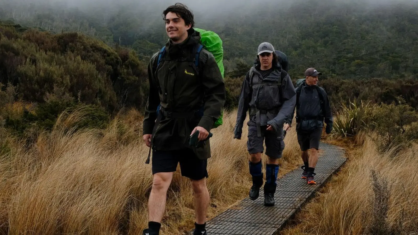 Auf dem Holzweg durch den Nieselregen: Mit der richtigen Einstellung ist auch das ein Genuss auf dem Heaphy Track. (Foto: Florian Sanktjohanser/dpa-tmn/dpa)