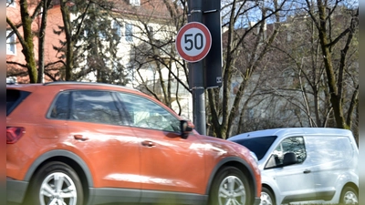 Derzeit gilt an der Landshuter Allee weiter Tempo 50 - trotz eines Gerichtsbeschlusses zu Tempo 30. (Archivbild) (Foto: Malin Wunderlich/dpa)