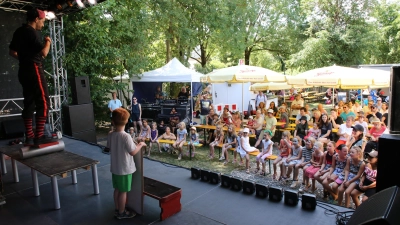 Jonglage, Artistik, Tanzvorführung: Gespannt schauten Kinder, Jugendliche und Eltern zu, was ihnen auf der Bühne geboten wurde. (Foto: Alexander Biernoth)