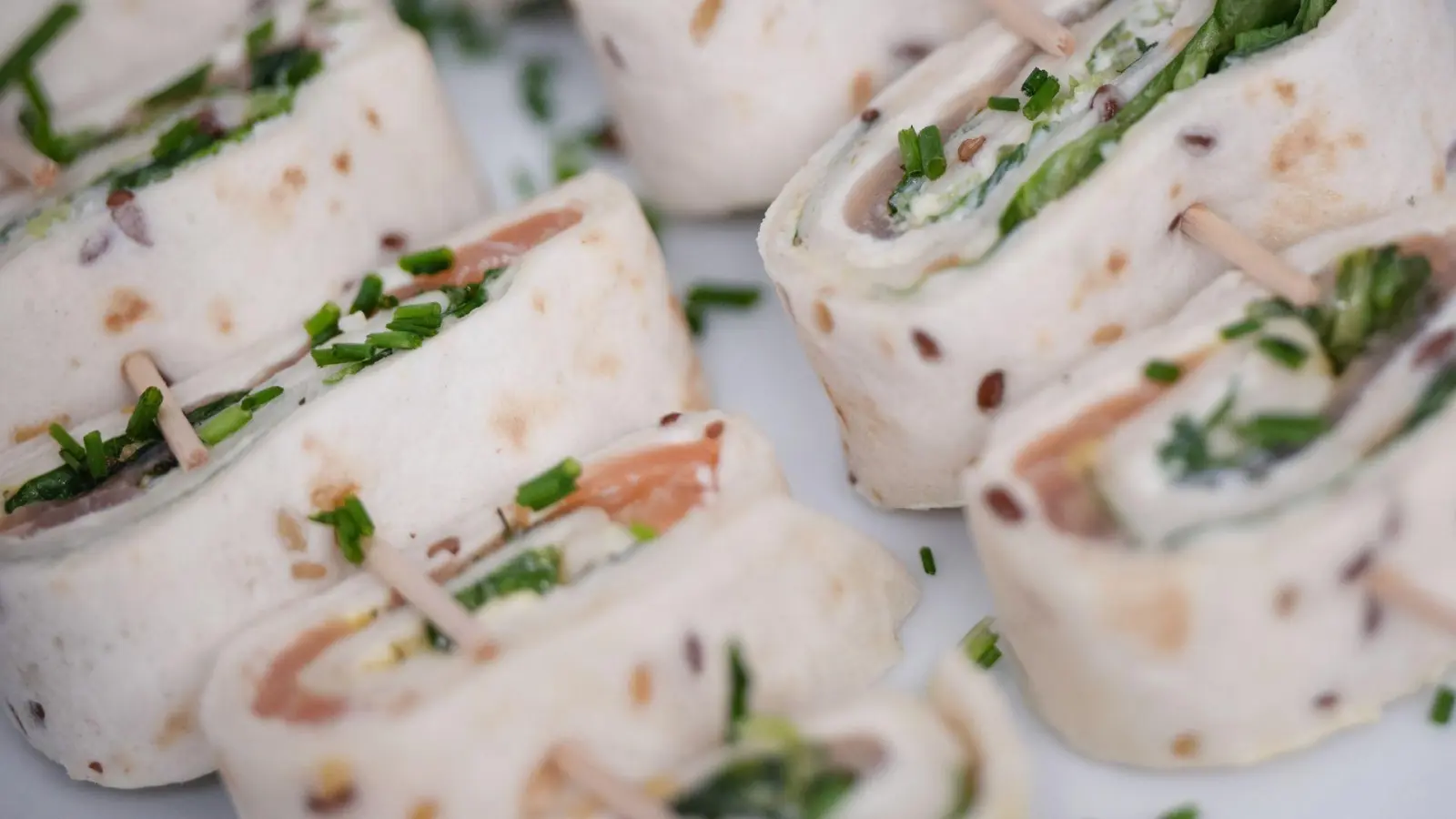 Fischwraps lassen sich in Scheiben geschnitten auch häppchenweise genießen.  (Foto: Sebastian Gollnow/dpa/dpa-tmn)