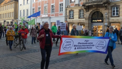 Zum Klimastreik eine Woche vor der Kommunalwahl versammelten sich Fridays for Future, Omas gegen Rechts, Carina und verschiedene Parteien. (Foto: Calotta Halbrock)