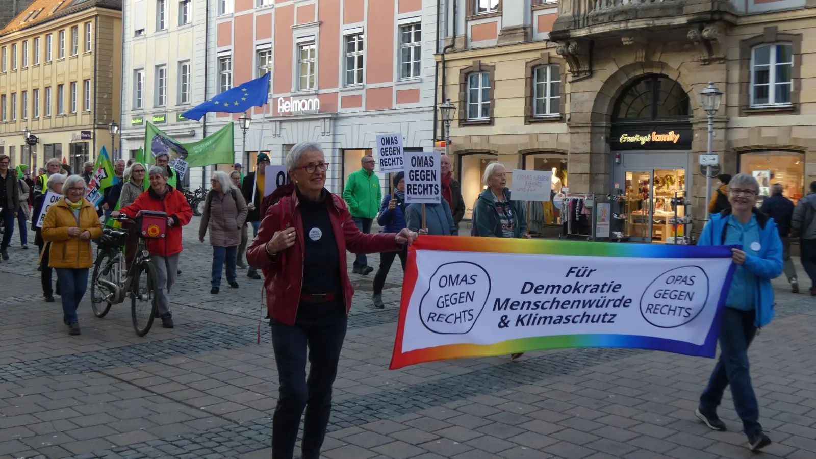 Zum Klimastreik eine Woche vor der Kommunalwahl versammelten sich Fridays for Future, Omas gegen Rechts, Carina und verschiedene Parteien. (Foto: Calotta Halbrock)