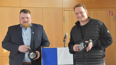 Simmershofens Bürgermeister Florian Hirsch (links) und der Auernhofener Winzer Christian Stahl stellten am Freitag im Kreistag den 2023er-Landkreiswein vor. (Foto: Andreas Reum)