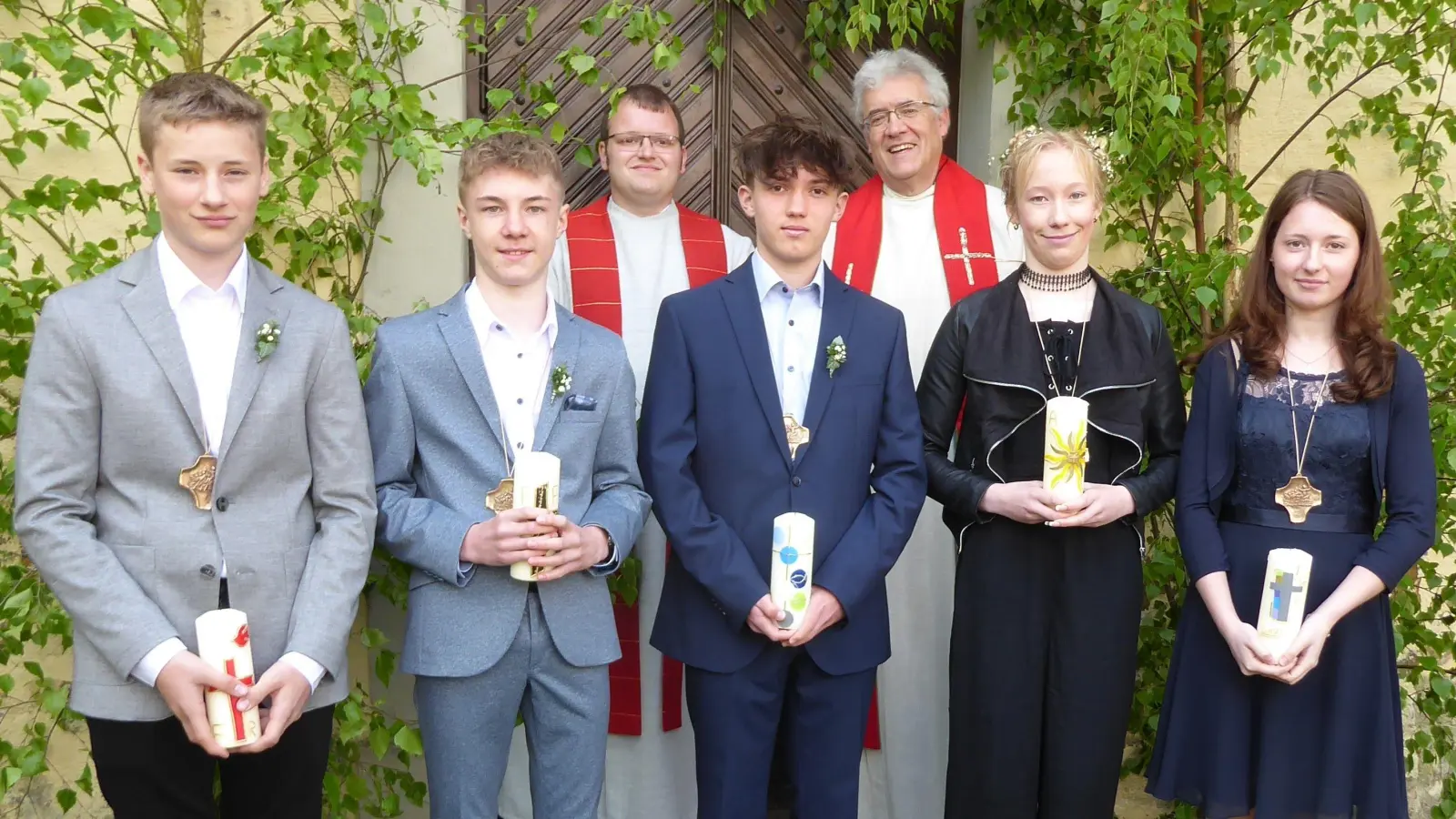 In der Laurentius-Kirche in Röckingen haben fünf Jugendliche mit Ruhestandspfarrer Sieghart Schneider und Diakon René van Drongelen die Konfirmation gefeiert. (Foto: Walter Oberhäußer)