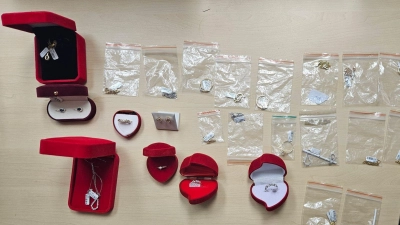 In dem durchsuchten Auto wurden Goldschmuck und Designer-Sonnenbrillen entdeckt.  (Foto: Hauptzollamt Schweinfurt/dpa)