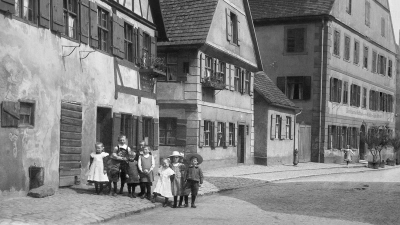Diese historische Aufnahme zeigt die Lange Gasse in Dinkelsbühl. Im mittleren Gebäude, der heutigen Hausnummer 35, befindet sich der DENKmalRAUM von ProAltstadt. (Repro: Hans Dieter Metzger)