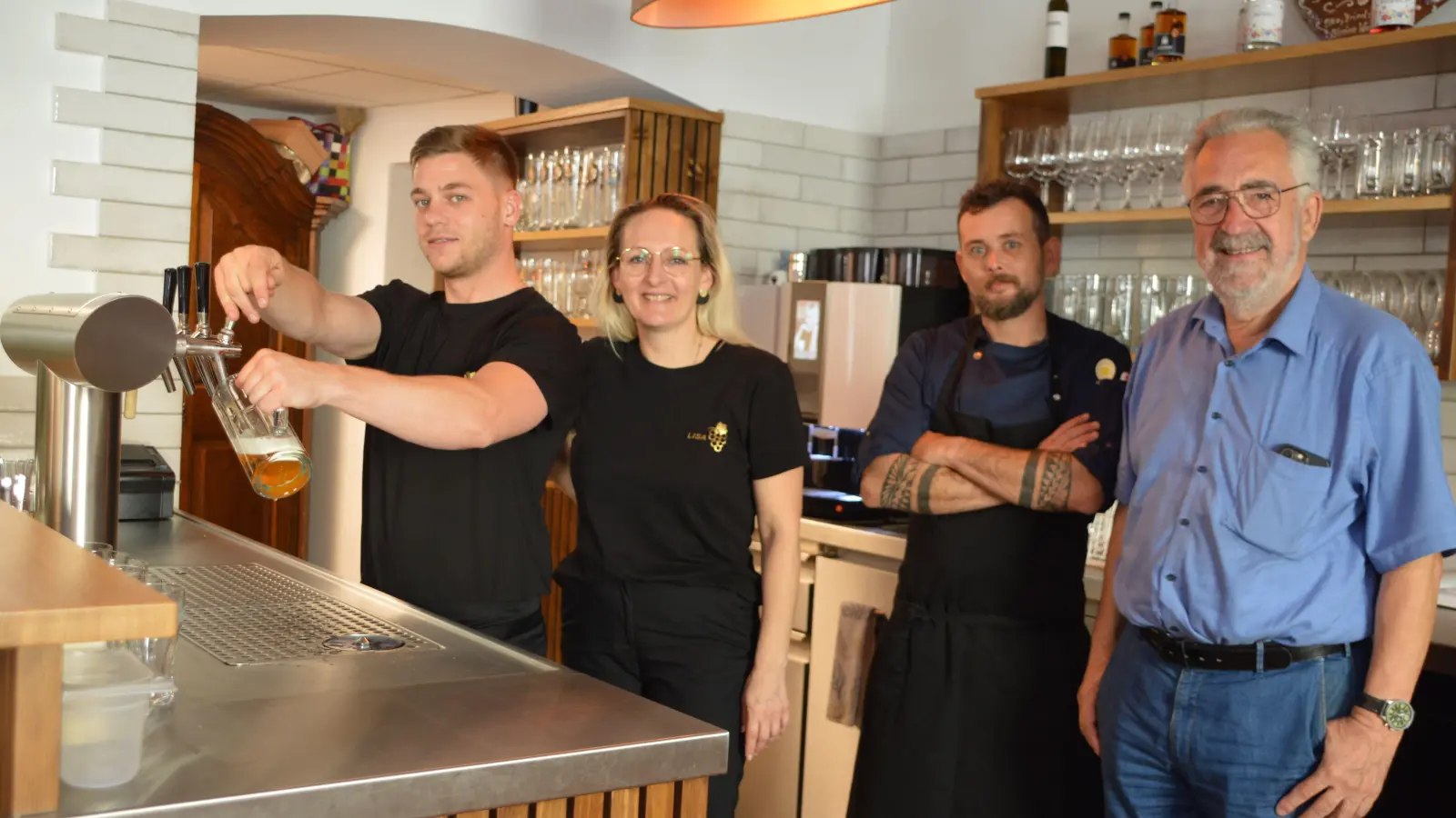 Das Kernteam des Uffenheimer Gasthauses zur Traube: das Betreiberpaar Jòzsef Màrkus und Lisa Nestmeier, Koch Marco Anders und Besitzer Erwin Keller (von links). (Foto: Johannes Zimmermann)