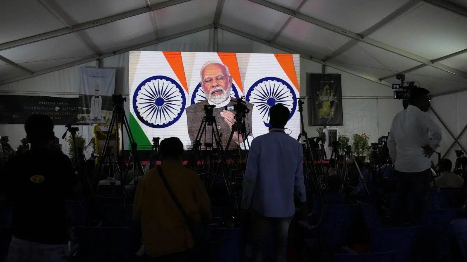 Indiens Premierminister Narendra Modi verfolgt die Aktivitäten der indischen Weltraumbehörde genau, wie hier bei der erfolgreichen Mondlandung Indiens. (Archivfoto) (Foto: Aijaz Rahi/AP/dpa)