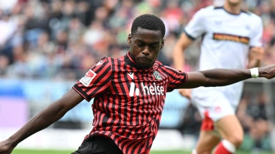 Noel Aseko wechselt in die Bundesliga zu Eintracht Frankfurt. (Archivbild) (Foto: Swen Pförtner/dpa)