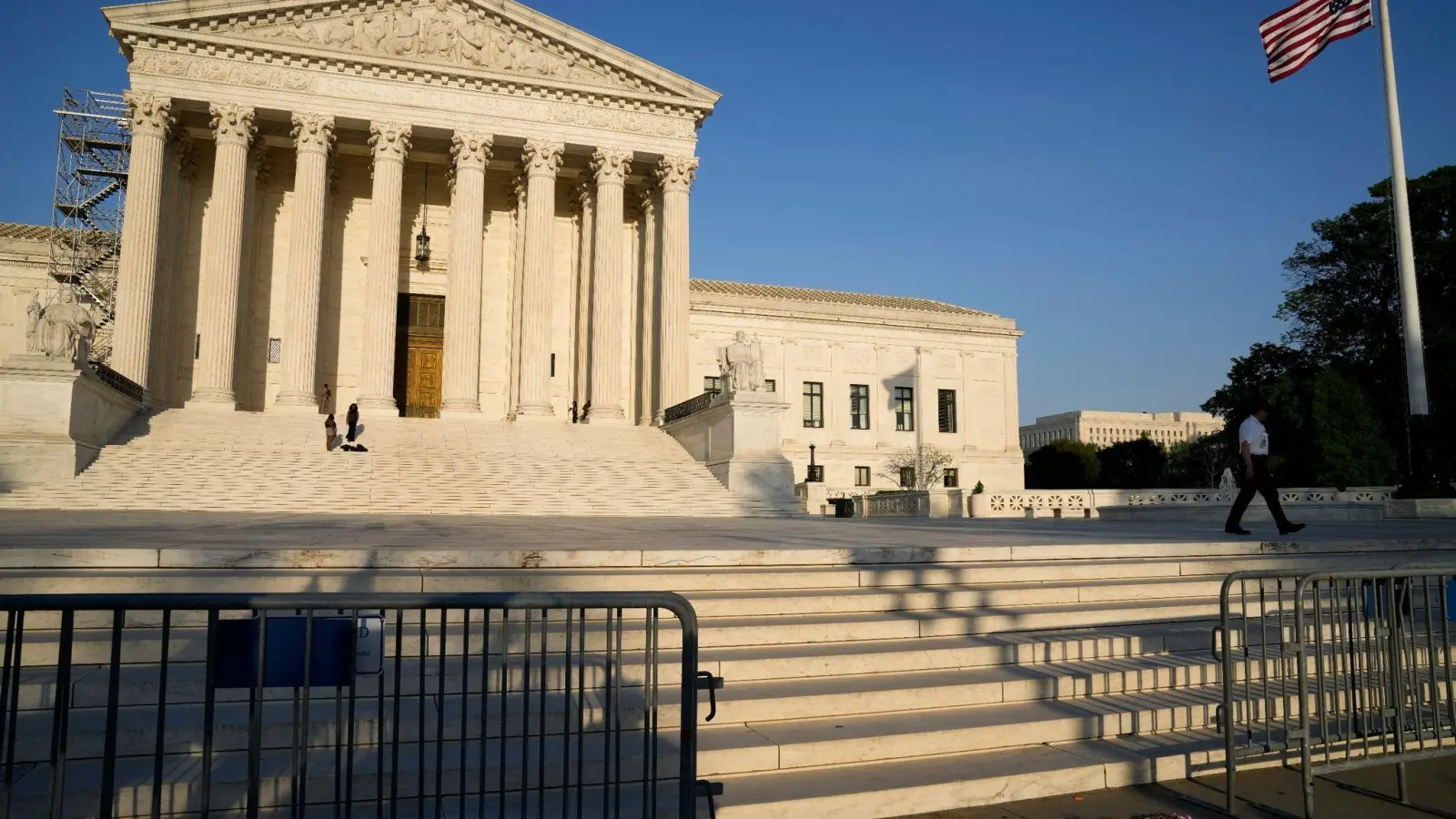 Der Supreme Court der USA hält den Zugang zu einem Abtreibungsmedikament aufrecht. (Foto: Jacquelyn Martin/AP/dpa)