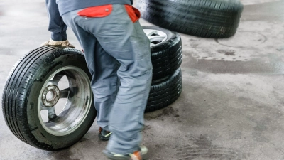 Ein Autohaus in Ansbach wurde zum Opfer unbekannter Einbrecher: Sie nahmen rund 30 Sätze Kompletträder mit. (Symbolbild: Markus Scholz/dpa-tmn/dpa)