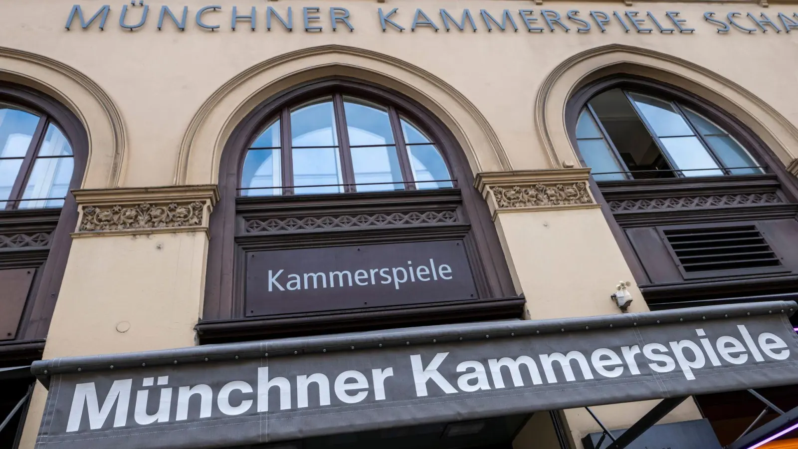 Die Münchner Kammerspiele sahnten in der Kritikerumfrage ab. (Archivbild) (Foto: Peter Kneffel/dpa)