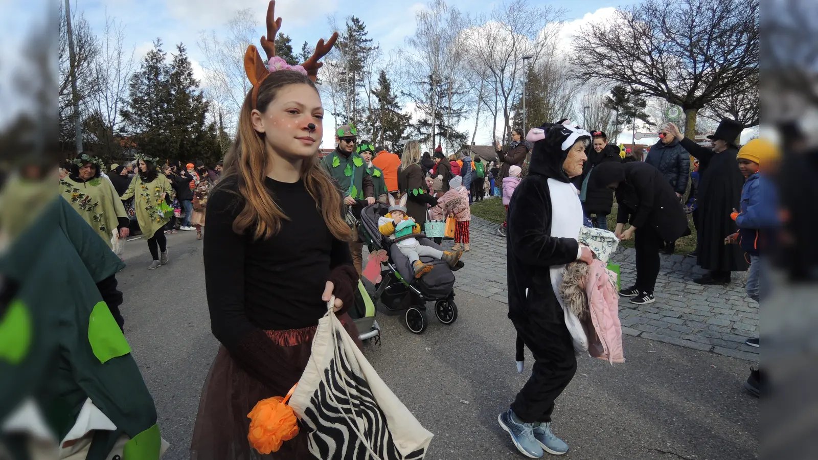 Die Tiere rasen durch den Wald, so dass es durch Herrieden schallt: Die Gruppe von der Tagesstätte St. Vitus. (Foto: Peter Zumach)