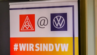 Im VW-Tarifstreit wird seit mehr als 60 Stunden um einen Kompromiss gerungen. (Archivbild) (Foto: Julian Stratenschulte/dpa)