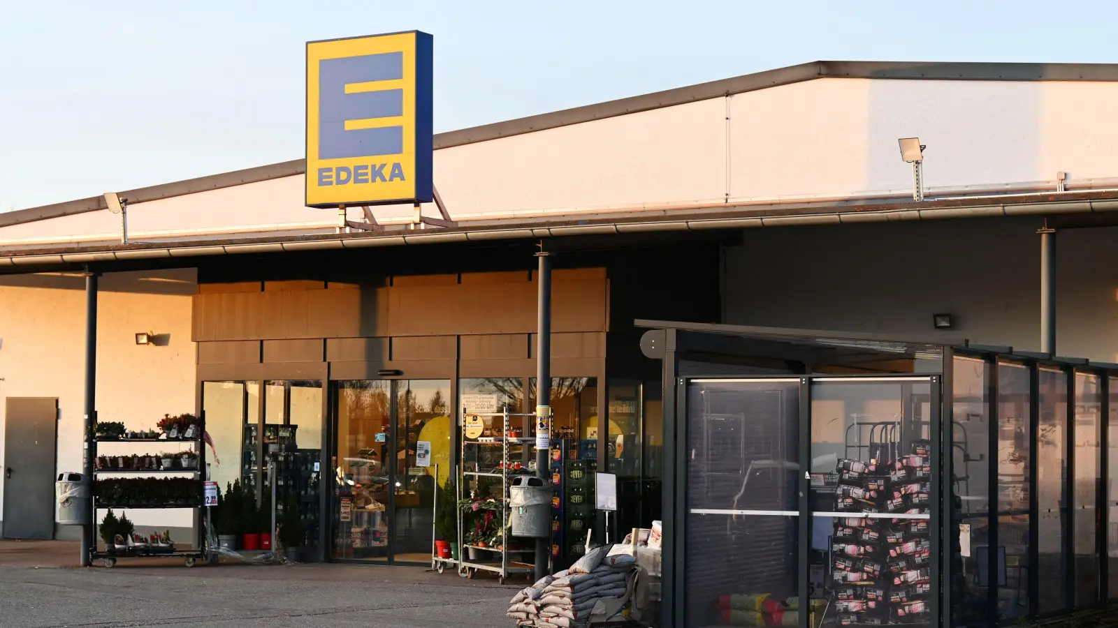 Die Edeka-Unternehmensgruppe hält an dem Standort in Windsbach fest. Wie genau es weitergeht, ist noch nicht klar.  (Foto: Luca Paul)