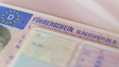 Schrittweiser Führerschein-Umtausch: Je nach Dokument richtet sich die Frist nach dem Geburtsjahr oder dem Ausstellungsdatum. (Foto: Ole Spata/dpa)