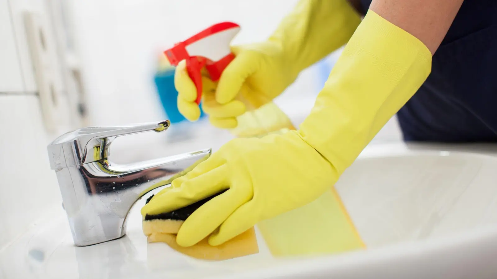 Die Anmeldung der Beschäftigung hat den Vorteil, dass der Auftraggeber 20 Prozent der Aufwendungen für die geringfügig beschäftigte Haushaltshilfe von der Steuer absetzen kann. (Foto: Christin Klose/dpa-tmn)