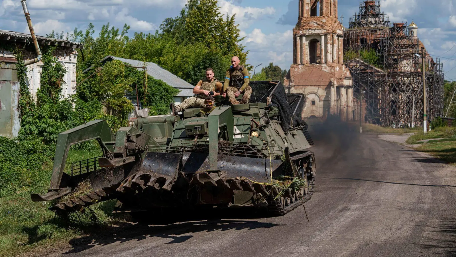 Die Region Sumy in Nachbarschaft zu Russland ist immer wieder Ziel von Angriffen. (Archivbild) (Foto: Evgeniy Maloletka/AP/dpa)