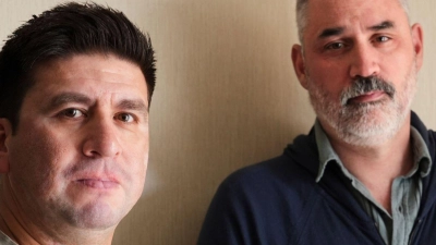 Ray Mendoza (l) und Alex Garland, Co-Autoren und Co-Regisseure des Films „Warfare“. (Foto: Chris Pizzello/Invision/AP/dpa)