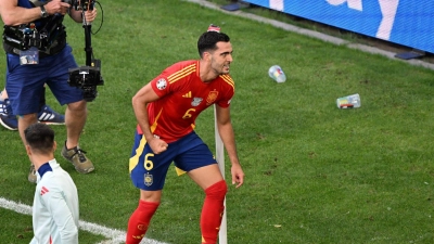 Mikel Merino und der Tanz mit der Eckfahne. (Foto: Bernd Weißbrod/dpa)