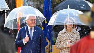 Bundespräsident Frank-Walter Steinmeier und seine Ehefrau Elke Büdenbender nehmen im strömenden Regen am landesüblichen Empfang durch die Tiroler Schützenkompanie teil. (Foto: Soeren Stache/dpa)