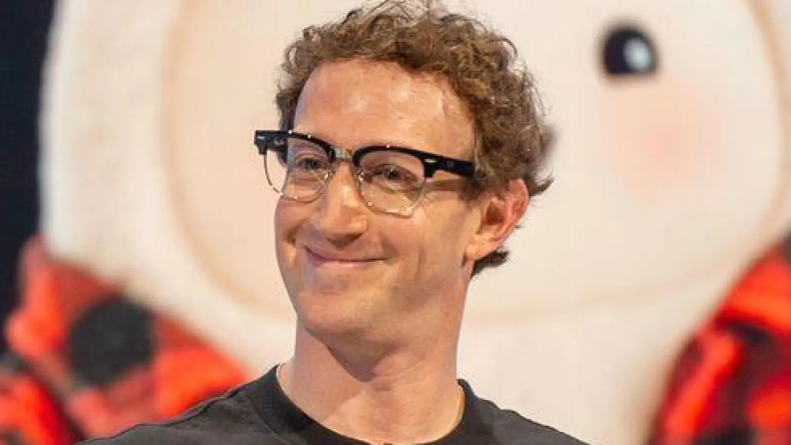 Laut Meta-Chef Mark Zuckerberg soll das kleine KI-Gerät des Facebook-Konzerns bis Jahresende auf den Markt kommen. (Foto: Andrej Sokolow/dpa)