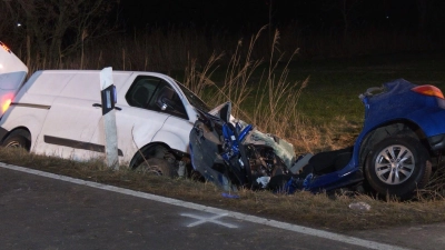 Ein dreijähriges Kind überlebt schwer verletzt einen Unfall in Pewsum - seine beiden Eltern sterben. (Foto: --/NonstopNews/dpa)