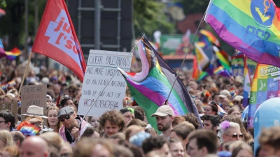 Teilnehmer des 30. Christopher Street Day in Oldenburg. (Foto: Focke Strangmann/dpa)