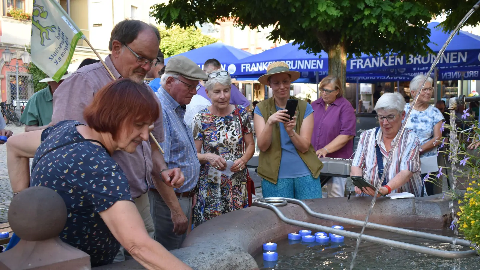 Mit Musik, Gebeten und Schwimmkerzen, die in den Neptunbrunnen gesetzt wurden, wurde in Neustadt der Opfer der Atombombenabwürfe in Hiroshima und Nagasaki gedacht. (Foto: Ute Niephaus)