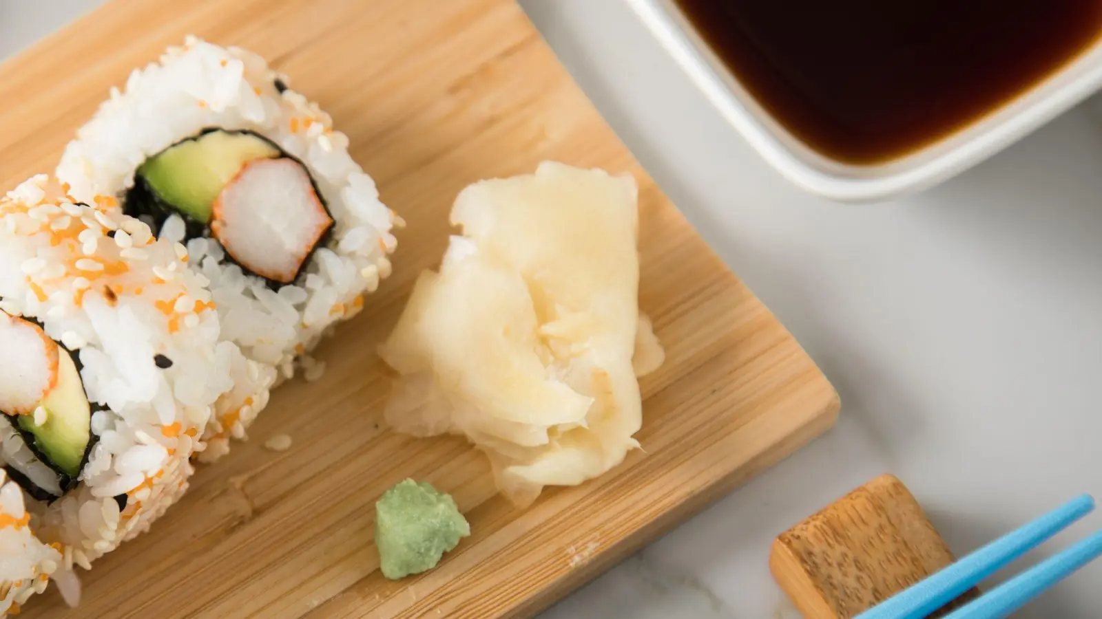 Gari ist in dünne Scheiben geschnittener, süßsauer eingelegter Ingwer. Mit nur wenigen anderen Zutaten kann man Ingwer auf japanische Art leicht selbst zubereiten.  (Foto: Christin Klose/dpa-tmn)