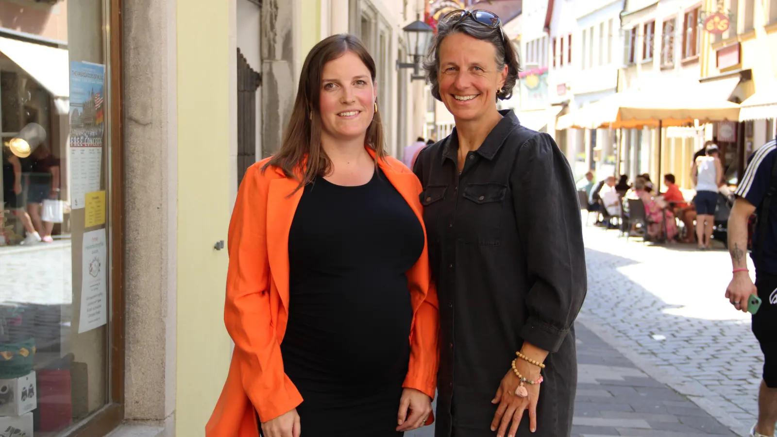 Dr. Lena Wurmthaler (links) und Michaela Pfänder vom Familienbeirat. (Foto: Clarissa Kleinschrot)