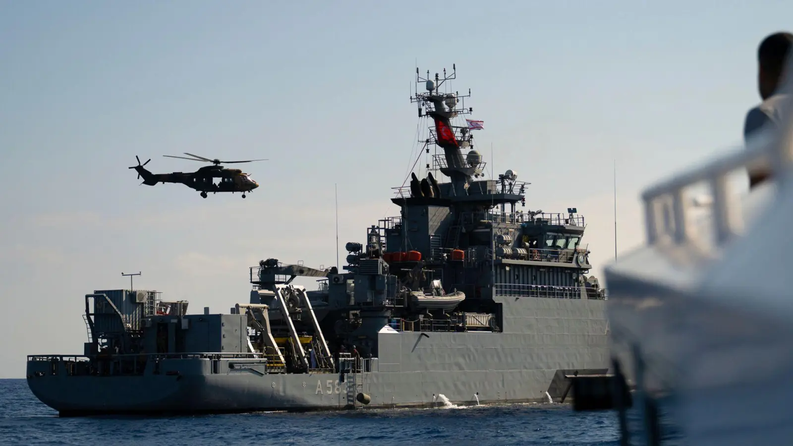 Das türkische Schiff TCG Isin (A-583) ermöglicht mit spezieller Robotertechnik besonders tiefe Tauchgänge. (Foto: Nedim Enginsoy/AP/dpa)