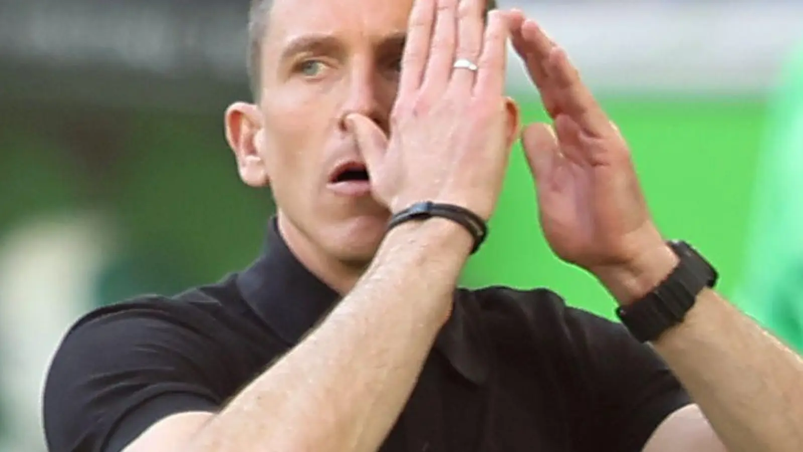 Wolfsburgs Trainer Daniel Bauer muss um seinen Job bangen. (Foto: Andreas Gora/dpa)