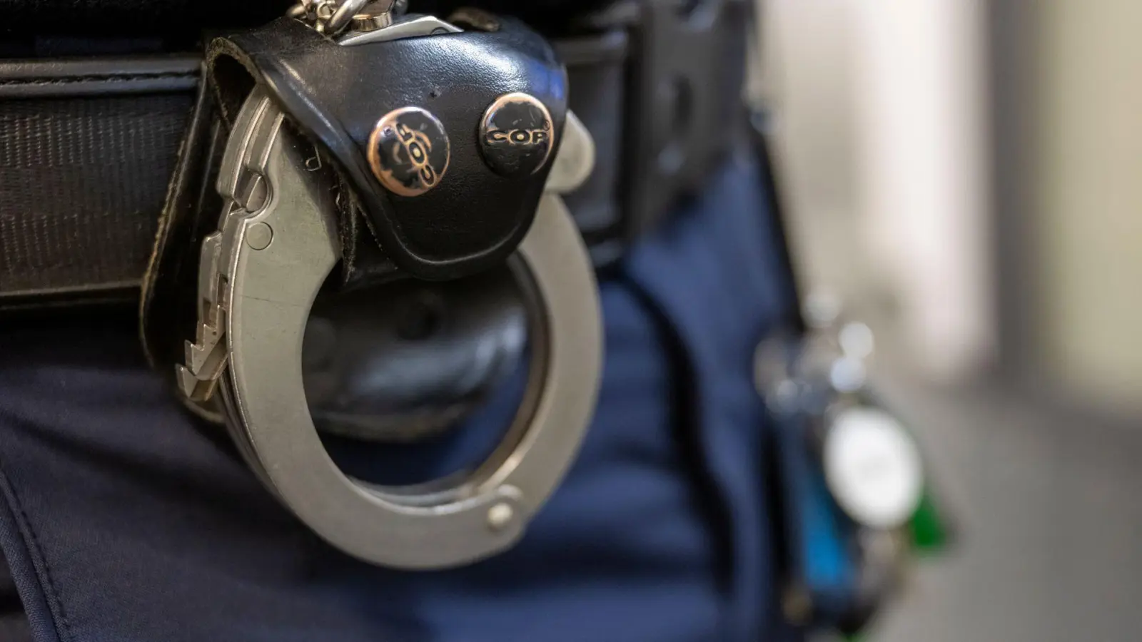 Die Polizei ermittelt wegen eines mutmaßlichen Tötungsdelikts gegen eine 25-Jährige. (Symbolbild) (Foto: Peter Kneffel/dpa)